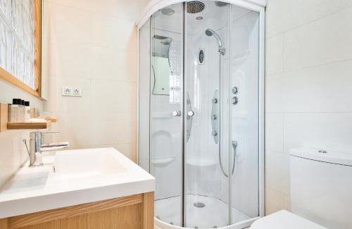 Dreta de l'Eixample Apartment | Stylish Midtown Apartments by Sweett - Family-Friendly Retreat
