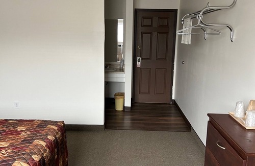 Columbia Hotel | Budget-Friendly Stay at Midway Inn with Pool and Breakfast