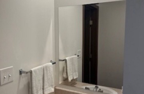 Columbia Hotel | Budget-Friendly Stay at Midway Inn with Pool and Breakfast
