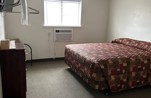 Columbia Hotel | Budget-Friendly Stay at Midway Inn with Pool and Breakfast