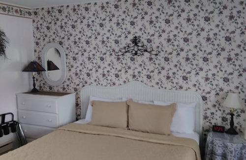 Cornish Hotel | Excellent Midway Lodging with Breakfast & Kid-Friendly Amenities