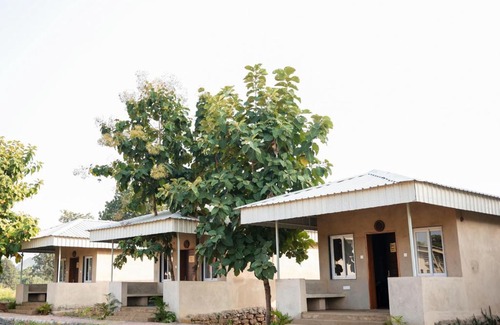 Damoh Resort | Midway Treat Sanctuary Resort & Restaurant