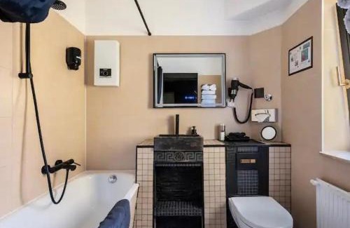 Charlottenburg-Wilmersdorf Apartment | Pet-Friendly Miet-Kamp: Unique Design near Messe with Ocean View