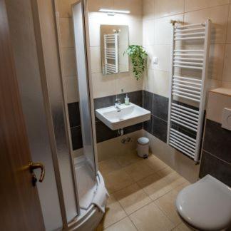Vac House | Family-Friendly Retreat at Migazzi Vendégház