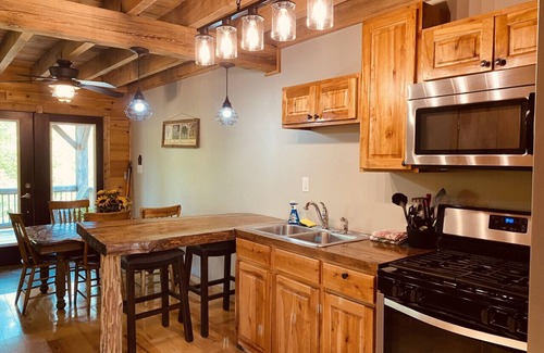 Ulster Cabin | Idyllic Mighty Oak Retreat with Lake Views & Breakfast