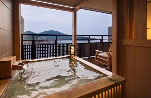 Tomonoura Onsen Hotel | Experience Migiwatei Ochi Kochi: 4-Star Comfort & Hot Tub
