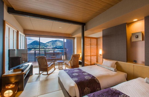 Tomonoura Onsen Hotel | Experience Migiwatei Ochi Kochi: 4-Star Comfort & Hot Tub