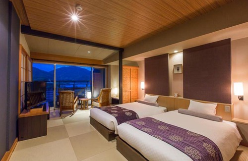 Tomonoura Onsen Hotel | Experience Migiwatei Ochi Kochi: 4-Star Comfort & Hot Tub