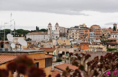 Rione III Colonna Apartment | Top-Rated Loft with Rooftop Access in Via Frattina