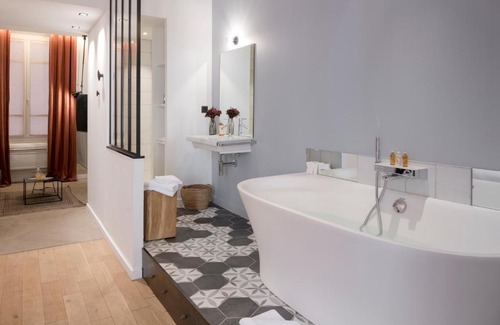 Carnot - Gailleton Hotel | Welcoming MiHotel Charité: Family-Friendly with Dining Options