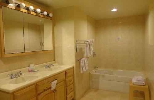 North Hollywood Hotel | Family-Friendly Stay at Mikado Hotel with Pool & Hot Tub