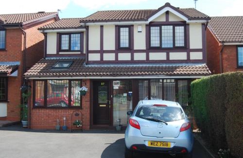 Bilston Bed & Breakfast | Welcoming Mike & Carolyn Ball B&B with Breakfast Included
