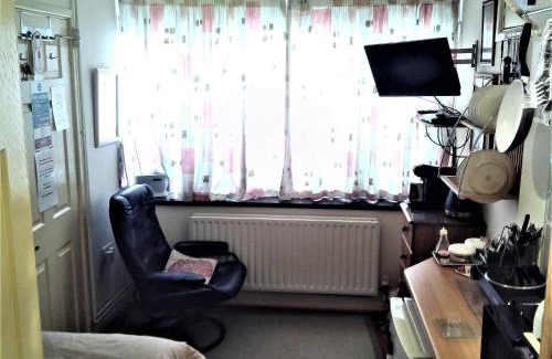 Bilston Bed & Breakfast | Welcoming Mike & Carolyn Ball B&B with Breakfast Included