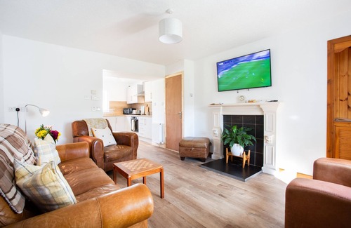 Alness Apartment | Family-Friendly Mike's 3-Bedroom Countryside Cottage