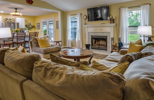 Milton House | 'Mike’s Place' Spacious Home, Private Yard & Pool