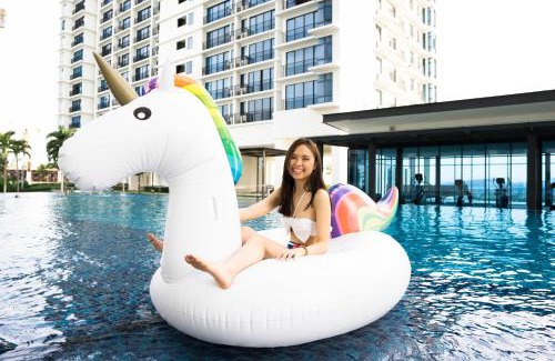 Shah Alam Apartment | Relax at Miko's Studio: 4-Star Stay with Pool & Hot Tub