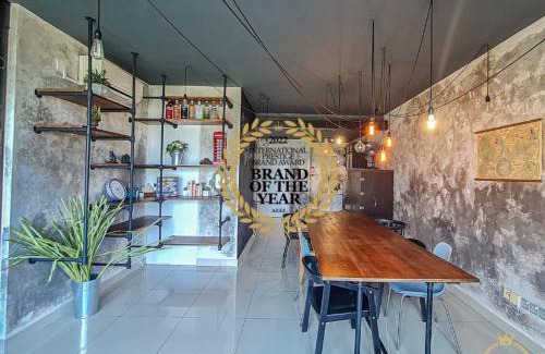 Shah Alam Apartment | Relax at Miko's Studio: 4-Star Stay with Pool & Hot Tub