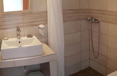 Kali Vrysi Hotel | Discover Mikro Beach Hotel: Oceanfront and Pet-Friendly Getaway