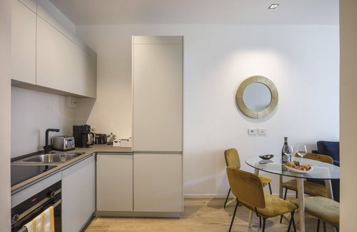 Porta Venezia Apartment | Elegant Milan Gem with Kitchen and Breakfast Included