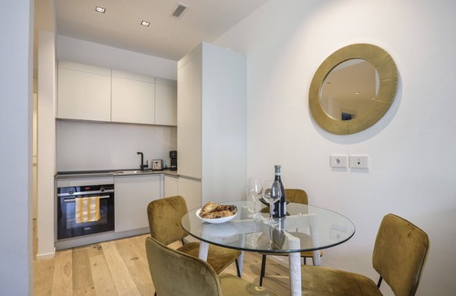 Porta Venezia Apartment | Elegant Milan Gem with Kitchen and Breakfast Included