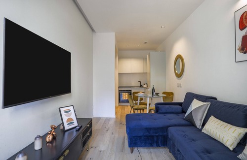 Porta Venezia Apartment | Elegant Milan Gem with Kitchen and Breakfast Included