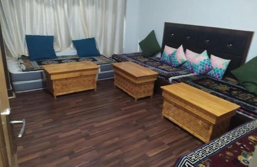 Leh House | Milaspon Guest House: Pet-Friendly Retreat with Hot Tub