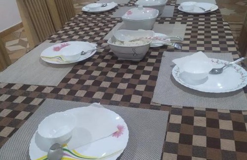 Leh House | Milaspon Guest House: Pet-Friendly Retreat with Hot Tub