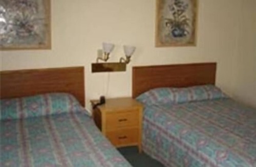 East Mesa Hotel | Budget-Friendly Miles Motel with Pool & Breakfast Included