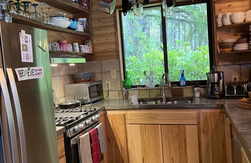 Eddyville Cabin | Explore Trails, Enjoy a Hot Tub & Volleyball Near the Beach