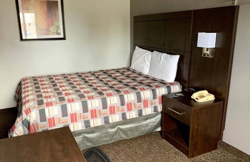 Collingwood Hotel | Family-Friendly Milestone Motel with Great Guest Ratings