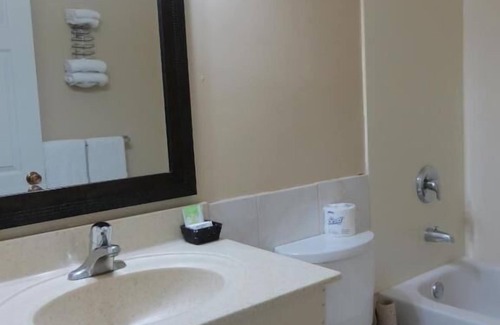 Collingwood Hotel | Family-Friendly Milestone Motel with Great Guest Ratings