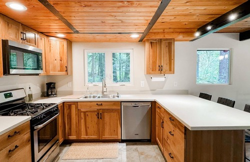 Baring House | Miley's Mountain House- 25 min from Stevens Pass, creek side firepit, hot tub