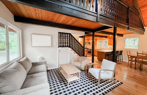 Baring House | Miley's Mountain House- 25 min from Stevens Pass, creek side firepit, hot tub