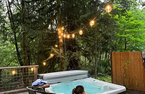 Baring House | Miley's Mountain House- 25 min from Stevens Pass, creek side firepit, hot tub