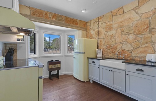 Dripping Springs Cottage | Historic Downtown Cottage with Spa & Pet-Friendly Amenities