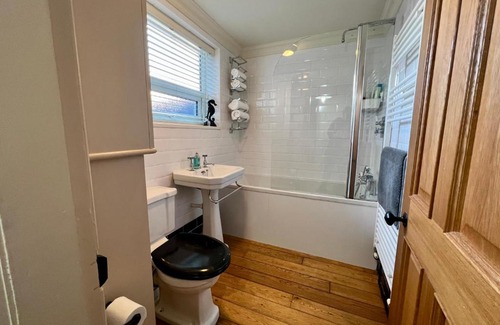 Cleethorpes House | Inviting Mill Cottage: Oceanfront 2-Bed Retreat in Cleethorpes