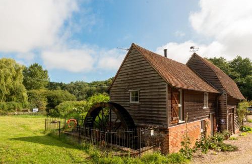 Assington House | Idyllic Mill Cottage by a Scenic Pond in Nature Reserve