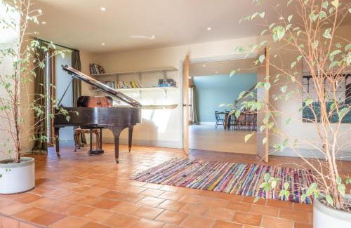 Tittleshall House | Discover Mill Hill: Pet-Friendly Family Retreat Awaits