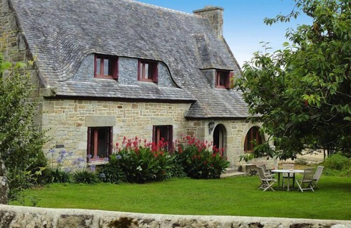 Landeleau House | Cozy Holiday Home in Landéleau with Pet-Friendly Amenities