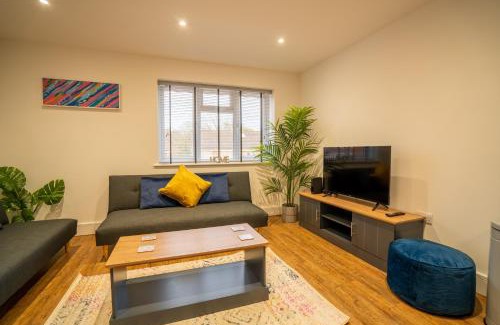 Crawley House | Inviting Mill Road Apartment: Family-Friendly Comfort Awaits