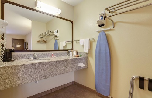 Millington Hotel | Family-Friendly Mill Tree Inn with Pool and Restaurant