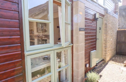 Cirencester House | Mill View: Family-Friendly Retreat with Pool & 10/10 Rating