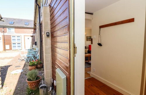 Cirencester House | Mill View: Family-Friendly Retreat with Pool & 10/10 Rating