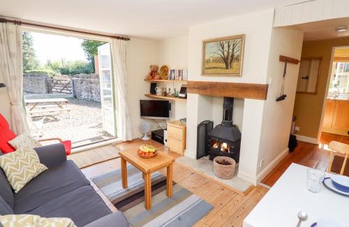 Cirencester House | Mill View: Family-Friendly Retreat with Pool & 10/10 Rating