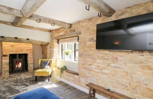 Chipping Campden House | Inviting Millbank Cottage: Child-Friendly & 4-Star Stay