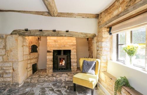 Chipping Campden House | Inviting Millbank Cottage: Child-Friendly & 4-Star Stay