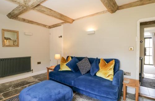 Chipping Campden House | Inviting Millbank Cottage: Child-Friendly & 4-Star Stay