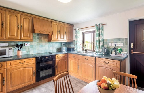North Tamerton Cottage | Ideal 3-Bedroom Retreat in Holsworthy with Lake Views