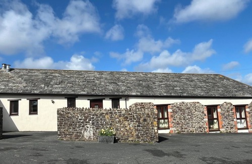 North Tamerton Cottage | Ideal 3-Bedroom Retreat in Holsworthy with Lake Views