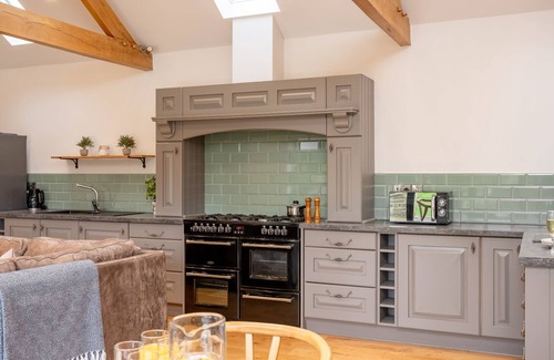 Richmond Cottage | Quaint Millfield Barn: Cozy Cottage for 4 with Breakfast